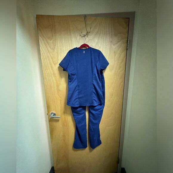 EUC~GREY'S ANATOMY Top is XS and Pants is XS - Picture 2 of 6